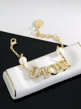 Luxury Designer Dior Smooth Metal Logo Bracelet Minimalist Pearl Accessory